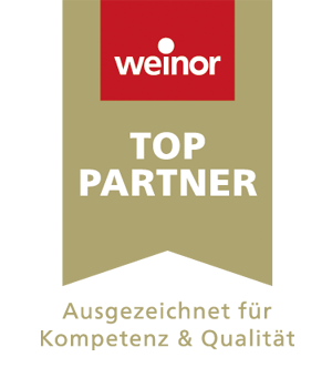 Die Anerkennung als weinor Top-Partner wird durch ein goldenes Banner symbolisiert. Dieser Banner weist oben einen roten Kasten mit dem Schriftzug „weinor“ in Weiß auf. In der Mitte des Banners steht ebenfalls in Weiß die Bezeichnung „TOP PARTNER“. Unterhalb des Banners im gleichen Goldton steht „Ausgezeichnet für Kompetenz & Qualität“.