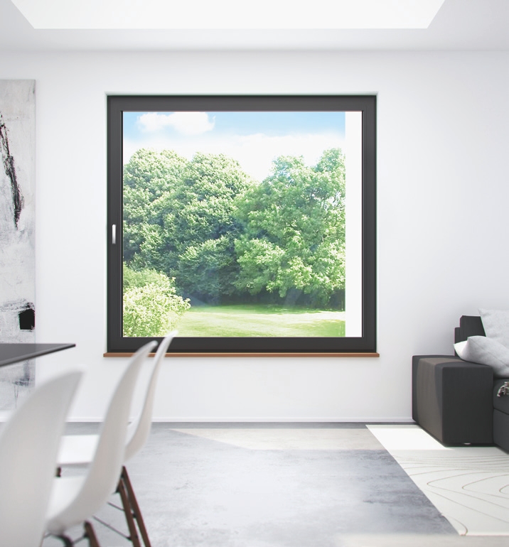 Modernes Wohnzimmer mit einem großen Aluminiumfenster, das einen Blick auf einen grünen Wald bietet.